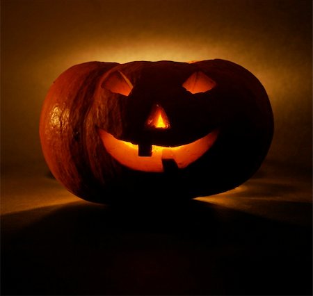 simsearch:400-04647487,k - lantern, illuminating pumpkin in dark night Fotografie stock - Microstock e Abbonamento, Codice: 400-05674938