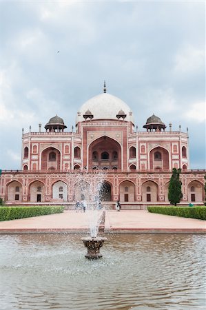 simsearch:400-08428658,k - Humayun's tomb in Delhi, India as an example of Persian architecture Fotografie stock - Microstock e Abbonamento, Codice: 400-05675245