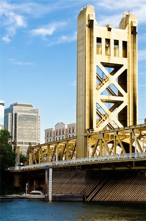 sacramento - the Tower Bridge in Sacramento California on  sunny day.Built in 1935 Photographie de stock - Aubaine LD & Abonnement, Code: 400-05675581