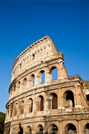 simsearch:400-05684630,k - Colosseum in Rome with blue sky, landmark of the city Foto de stock - Super Valor sin royalties y Suscripción, Código: 400-05676009
