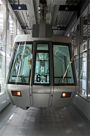 Sky train rolling stock in modern station Photographie de stock - Aubaine LD & Abonnement, Code: 400-05676399