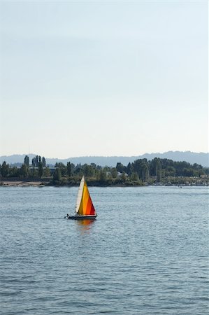 Colorful Sailboat on the Columbia River in Summer Photographie de stock - Aubaine LD & Abonnement, Code: 400-05676589