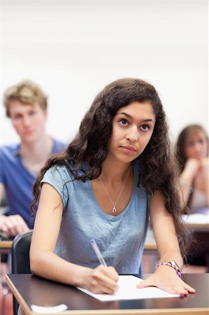 simsearch:400-04035793,k - Portrait of a focused student taking notes in a classroom Foto de stock - Super Valor sin royalties y Suscripción, Código: 400-05677767