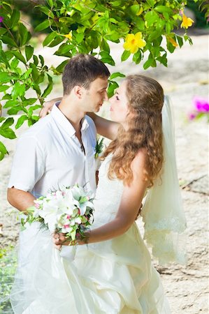 simsearch:400-04907286,k - Bride and groom in a tropical garden Photographie de stock - Aubaine LD & Abonnement, Code: 400-05677895