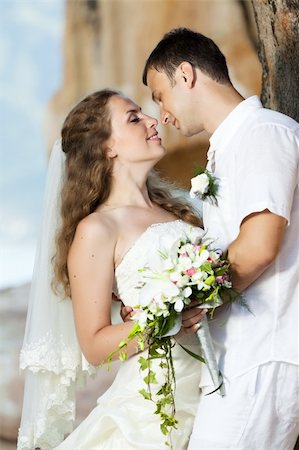 Bride and groom on the beach. Tropical wedding Foto de stock - Super Valor sin royalties y Suscripción, Código: 400-05677893