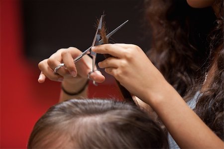 Close up of a hand cutting hair with a scissor Photographie de stock - Aubaine LD & Abonnement, Code: 400-05677936