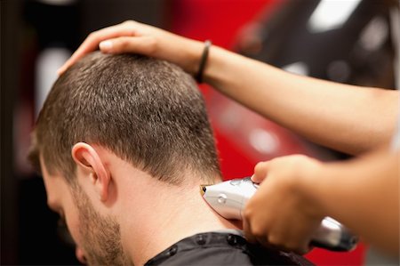 simsearch:400-05677974,k - Close up of a male student having a haircut with hair clippers Foto de stock - Super Valor sin royalties y Suscripción, Código: 400-05677970