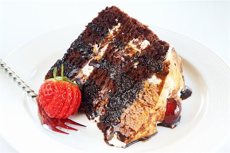 simsearch:400-04795412,k - Slice of Black Forest cake with fresh cream and cherries, served on a white plate with silver fork Foto de stock - Super Valor sin royalties y Suscripción, Código: 400-05678322
