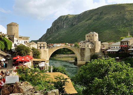 reconstruyendo - The view of the Old Bridge over the river Neretva in Mostar. Bosnia. Photographie de stock - Aubaine LD & Abonnement, Code: 400-05678482