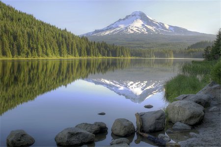 Mount Hood Reflection on Trillium Lake in the Morning Photographie de stock - Aubaine LD & Abonnement, Code: 400-05678516