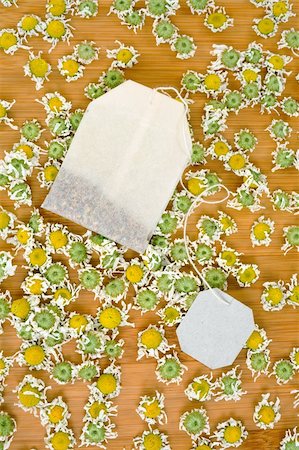 simsearch:400-05678542,k - Bag of chamomile tea with dry chamomilla flowers over wooden background Foto de stock - Super Valor sin royalties y Suscripción, Código: 400-05678542