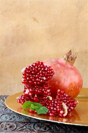 simsearch:400-03930798,k - Pomegranates, whole and cut open Photographie de stock - Aubaine LD & Abonnement, Code: 400-05678989
