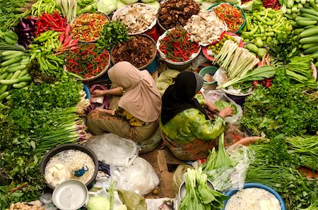 Vegetable market. Muslim woman selling fresh vegetables at Siti Khadijah Market market in Kota Bharu Malaysia. Foto de stock - Super Valor sin royalties y Suscripción, Código: 400-05679185