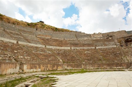 simsearch:400-04690180,k - The remains of the large Amphitheater (Coliseum) in the city of Ephesus in modern day Turkey Foto de stock - Super Valor sin royalties y Suscripción, Código: 400-05679608