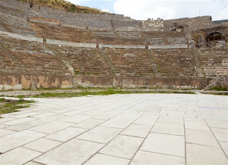 simsearch:6119-08267144,k - The remains of the large Amphitheater (Coliseum) in the city of Ephesus in modern day Turkey Photographie de stock - Aubaine LD & Abonnement, Code: 400-05679610