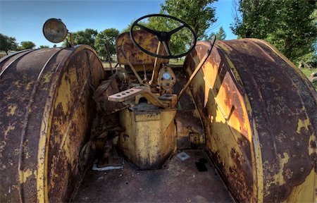simsearch:400-04660978,k - Old Vintage Farm tractor Saskatchewan Canada yellow Foto de stock - Super Valor sin royalties y Suscripción, Código: 400-05679859