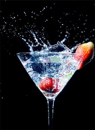 spilt fruit - strawberry splashing into a glass of martini cocktail isolated in black Foto de stock - Super Valor sin royalties y Suscripción, Código: 400-05679936