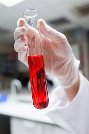 simsearch:400-04746723,k - Portrait of a test tube filled in with a red liquid Foto de stock - Royalty-Free Super Valor e Assinatura, Número: 400-05670000