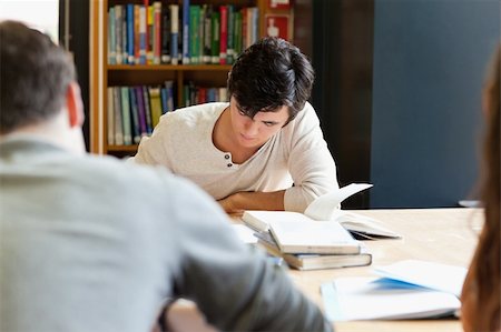 simsearch:400-05678140,k - Young adults working on an essay in a library Stockbilder - Microstock & Abonnement, Bildnummer: 400-05670018
