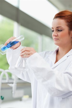 simsearch:400-05670335,k - Portrait of a science student pouring liquid in an Erlenmeyer flask in a laboratory Stockbilder - Microstock & Abonnement, Bildnummer: 400-05670329