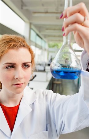 simsearch:400-05670362,k - Portrait of a cute science student holding a blue liquid in a laboratory Stock Photo - Budget Royalty-Free & Subscription, Code: 400-05670358