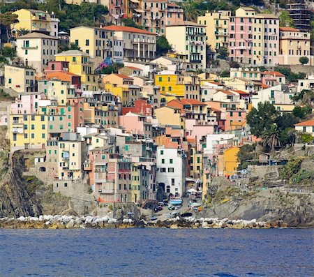 Colorful town of Riomaggiore at Cinque Terre Liguria coast Stockbilder - Microstock & Abonnement, Bildnummer: 400-05670388