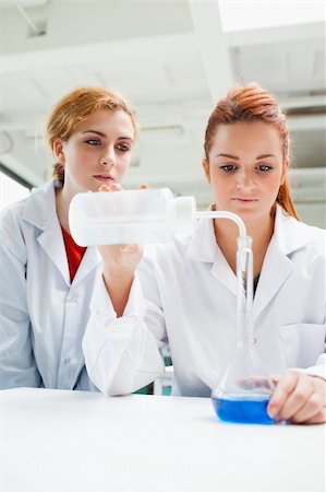 simsearch:400-05670335,k - Portrait of scientists doing an experiment in a laboratory Stockbilder - Microstock & Abonnement, Bildnummer: 400-05670450