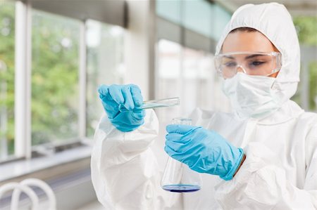 simsearch:400-05670335,k - Protected female scientist pouring liquid in a laboratory Stockbilder - Microstock & Abonnement, Bildnummer: 400-05670475