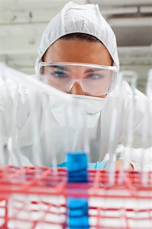 simsearch:400-05670335,k - Portrait of a protected science student dropping liquid in a test tube in a laboratory Stockbilder - Microstock & Abonnement, Bildnummer: 400-05670494
