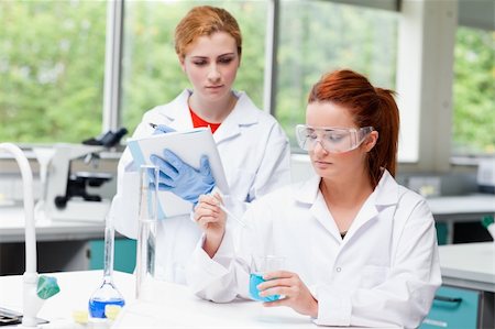 simsearch:400-05669818,k - Young science students doing an experiment in a laboratory Fotografie stock - Microstock e Abbonamento, Codice: 400-05670587