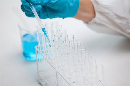 simsearch:400-05670335,k - Protected hand dropping liquid in a test tube in a laboratory Stockbilder - Microstock & Abonnement, Bildnummer: 400-05670598