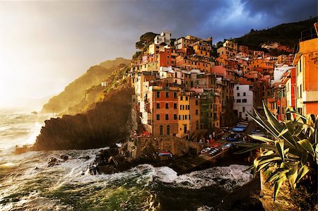 Sunset stormy light in Riomaggiore, Cinque Terre, Italy Photographie de stock - Aubaine LD & Abonnement, Code: 400-05670623