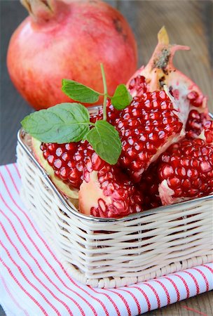 simsearch:400-03930798,k - Pomegranates, whole and cut open Photographie de stock - Aubaine LD & Abonnement, Code: 400-05671025