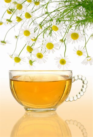 simsearch:400-05678542,k - Cup of chamomile tea with fresh chamomile flowers over colored background Foto de stock - Super Valor sin royalties y Suscripción, Código: 400-05671122