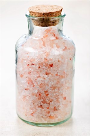 simsearch:700-02833683,k - Pink bath salts in a glass jar Foto de stock - Royalty-Free Super Valor e Assinatura, Número: 400-05671190