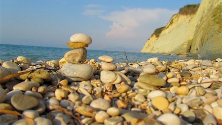 Columns of pebbles on the beach Foto de stock - Super Valor sin royalties y Suscripción, Código: 400-05673210