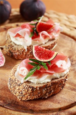simsearch:400-08014878,k - Sandwich with cream cheese, prosciutto, fig and rocket Stock Photo - Budget Royalty-Free & Subscription, Code: 400-05684280