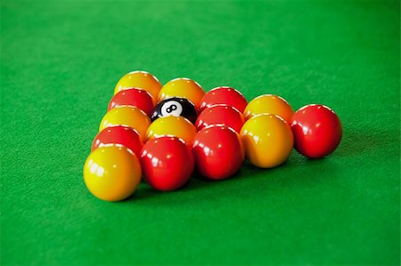 simsearch:400-08156505,k - Close up of billiard balls against a green background Fotografie stock - Microstock e Abbonamento, Codice: 400-05684400