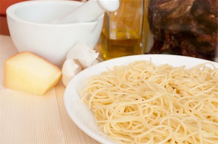 simsearch:695-05772884,k - Italian Cuisine - spaghetti, dried tomatoes, pecorino cheese, garlic,  mortar with pestle and olive oil Stockbilder - Microstock & Abonnement, Bildnummer: 400-05684686