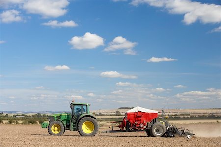 simsearch:600-02886648,k - Tractor Planting Seed In Field Foto de stock - Super Valor sin royalties y Suscripción, Código: 400-05686414