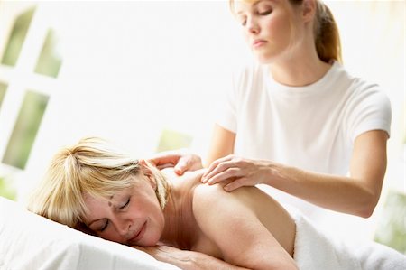 simsearch:400-05686719,k - Middle Aged Woman Enjoying Massage Fotografie stock - Microstock e Abbonamento, Codice: 400-05686659