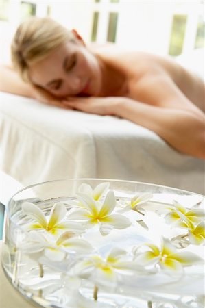 simsearch:400-05686719,k - Woman On Massage Table With Flowers In Foreground Fotografie stock - Microstock e Abbonamento, Codice: 400-05686694