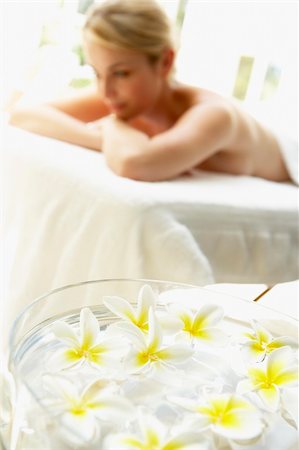 simsearch:400-05686719,k - Woman On Massage Table With Flowers In Foreground Fotografie stock - Microstock e Abbonamento, Codice: 400-05686695