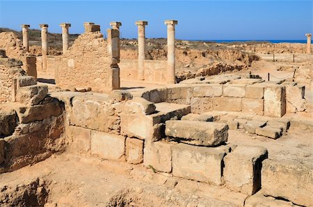 simsearch:879-09188938,k - Ancient Greek columns in the ruins against a blue sky. Photographie de stock - Aubaine LD & Abonnement, Code: 400-05686693