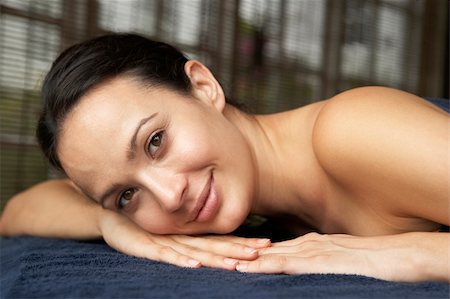 simsearch:400-05686719,k - Young Woman Relaxing On Massage Table Fotografie stock - Microstock e Abbonamento, Codice: 400-05686717