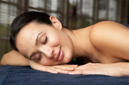 simsearch:400-05686719,k - Young Woman Relaxing On Massage Table Fotografie stock - Microstock e Abbonamento, Codice: 400-05686718