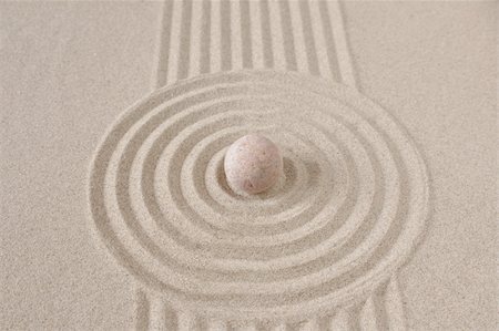 simsearch:400-07772579,k - stone in circle on a sand background Fotografie stock - Microstock e Abbonamento, Codice: 400-05686970