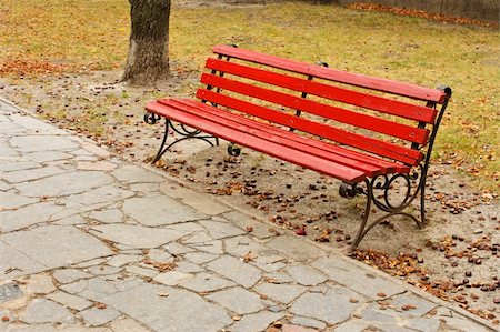 simsearch:400-05880107,k - The old red wooden bench in the autumn park Stockbilder - Microstock & Abonnement, Bildnummer: 400-05687007