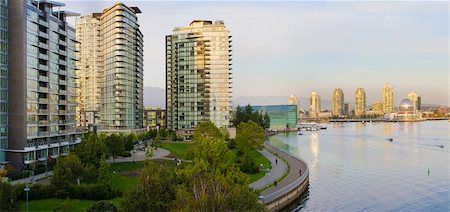 simsearch:400-07680821,k - Waterfront Living Along False Creek in Vancouver BC Canada Foto de stock - Royalty-Free Super Valor e Assinatura, Número: 400-05687922