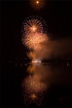 Colorful fireworks on black sky background with water reflections Foto de stock - Super Valor sin royalties y Suscripción, Código: 400-05689744